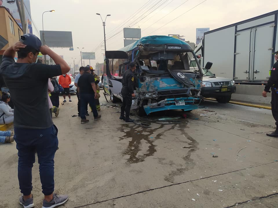 Bus Chosicano Causa Triple Choque Y Deja Heridos En Ate La Noticia