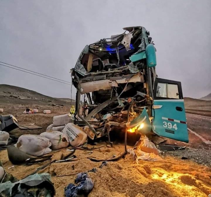 Choque entre bus y tráiler deja un muerto y 10 heridos en Casma ...