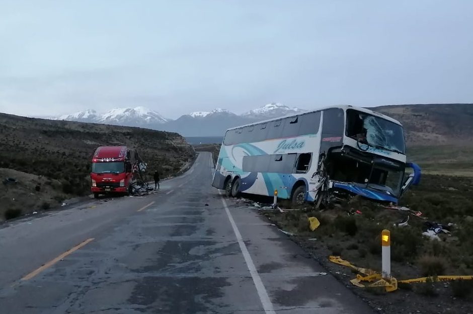 3 fallecidos y 30 heridos tras un choque entre tráiler y bus - Diario ...