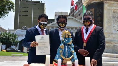 Develaron afiche de Vive Candelaria en el Congreso