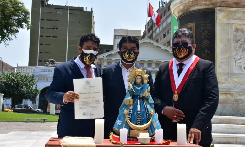 Develaron afiche de Vive Candelaria en el Congreso