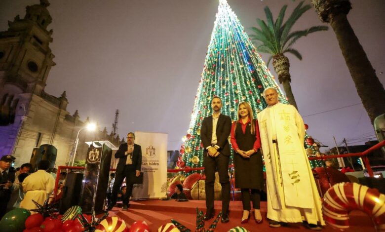 San Isidro: con encendido de luces de colorido árbol se inician las celebraciones navideñas