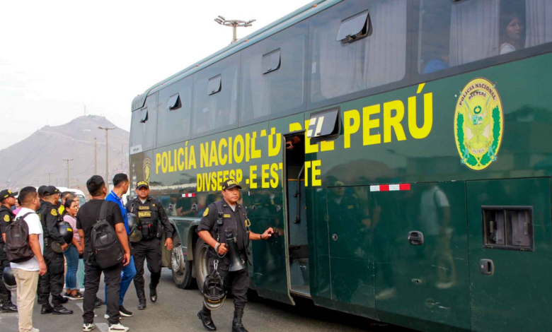 Buses de la PNP transportan a ciudadanos de forma gratuita en Lima Norte