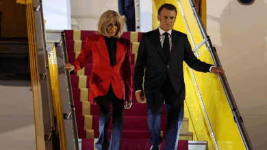 Macron niega haber recibido una bofetada de su esposa tras llegar a Vietnam