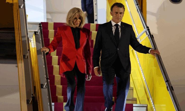 Macron niega haber recibido una bofetada de su esposa tras llegar a Vietnam