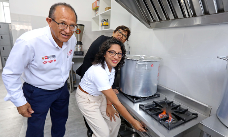 Ministra Leslie Urteaga supervisó implementación de cocina y almacén en colegio de San Juan Lurigancho