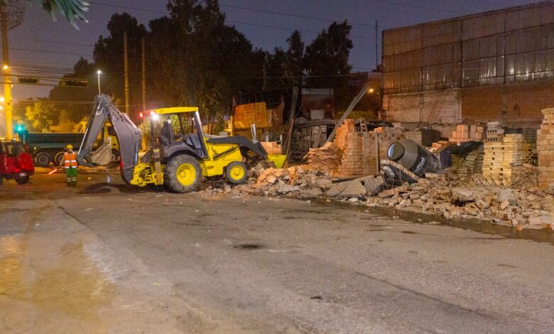 Desalojan y demuelen locales en berma Central de Av. Separadora industrial