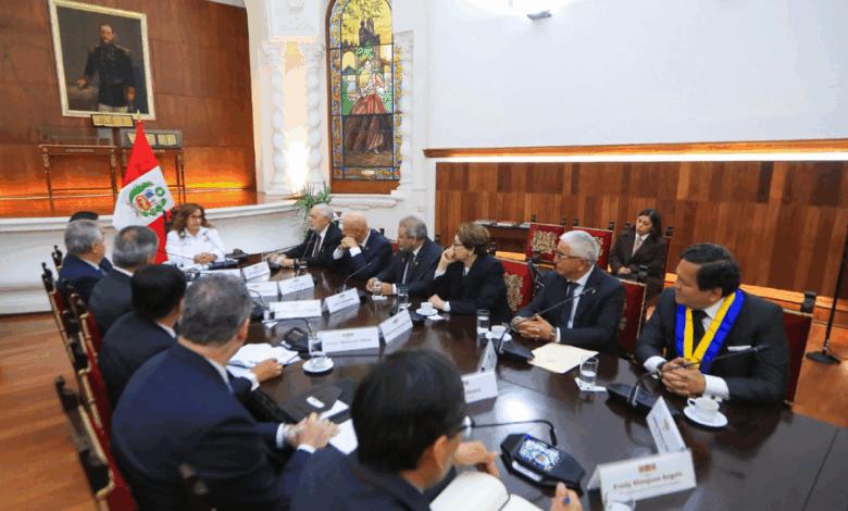 Dina Boluarte inicia diálogo con bancada Honor y Democracia previo a pedido de confianza
