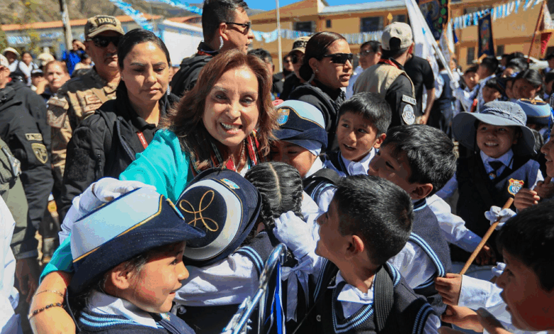 Dina Boluarte arriba a Chalhuanca para encabezar ceremonia por el bicentenario de Aymaraes