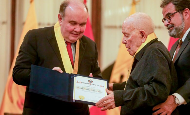 El alcalde de Lima condecora al empresario Manuel Arribas con la Medalla de Lima