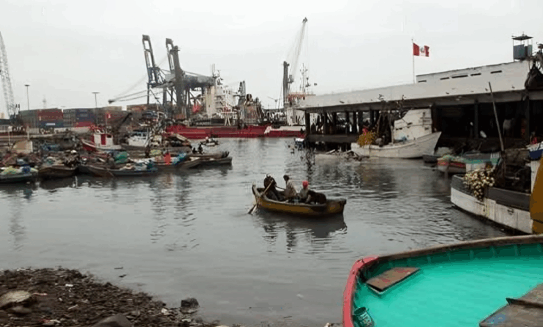 Mar sube e inunda muelle artesanal en el Callao