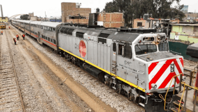 Municipalidad de Lima traslada trenes donados de Caltrain al parque La Muralla