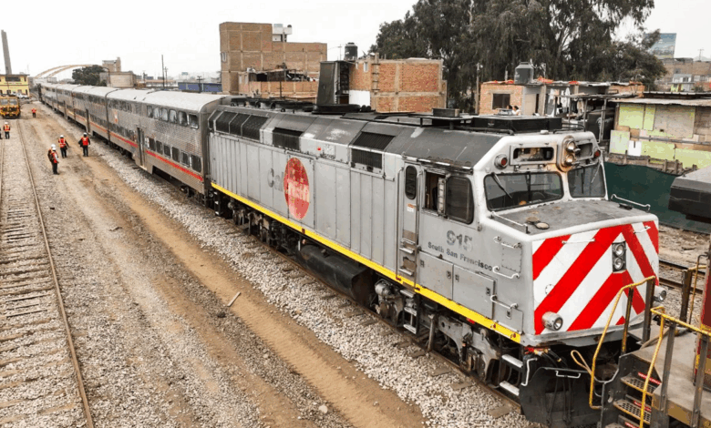 Municipalidad de Lima traslada trenes donados de Caltrain al parque La Muralla