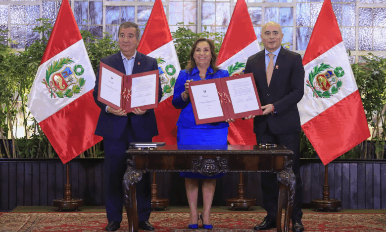 Presidenta Boluarte lidera firma de contrato para mejorar tratamiento de aguas residuales en Chincha