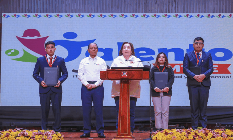 Presidenta Boluarte da la bienvenida a jóvenes talentos que se incorporan al Estado