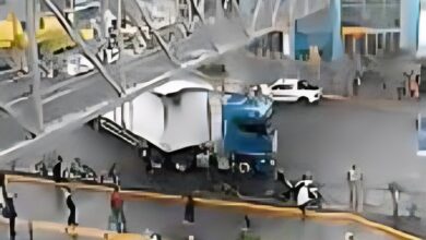 Tráiler quedó atascado en estación del Metropolitano