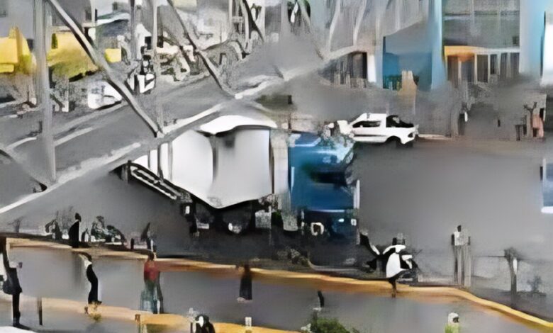 Tráiler quedó atascado en estación del Metropolitano