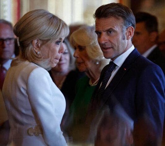 Esposa deja mal a Emmanuel Macron