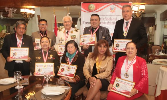 Entregan reconocimiento Personaje Leyenda del Bicentenario a figuras que dejaron huella en el Perú