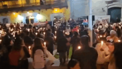 Ciudadanos en Moquegua realizan vigilia en apoyo a Martín Vizcarra y critican al Poder Judicial