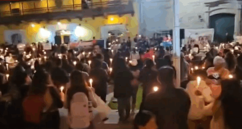 Ciudadanos en Moquegua realizan vigilia en apoyo a Martín Vizcarra y critican al Poder Judicial