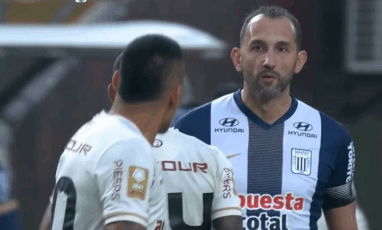Cruce entre Hernán Barcos y Alex Valera marcó el inicio del clásico en el Monumental