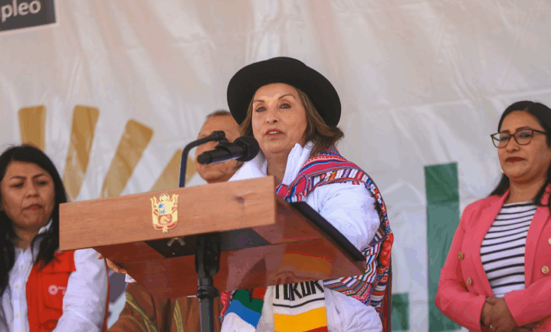 Dina Boluarte pide apostar por la democracia y descartar “saltos al vacío” en próximas elecciones
