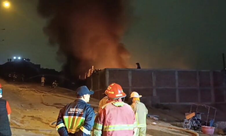 Bomberos controlan incendio en Ventanilla tras explosiones