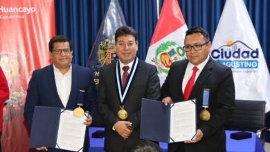 Reconocimiento a Caja Huancayo por su contribución al mejoramiento y recuperación del complejo deportivo Pedro Huilca