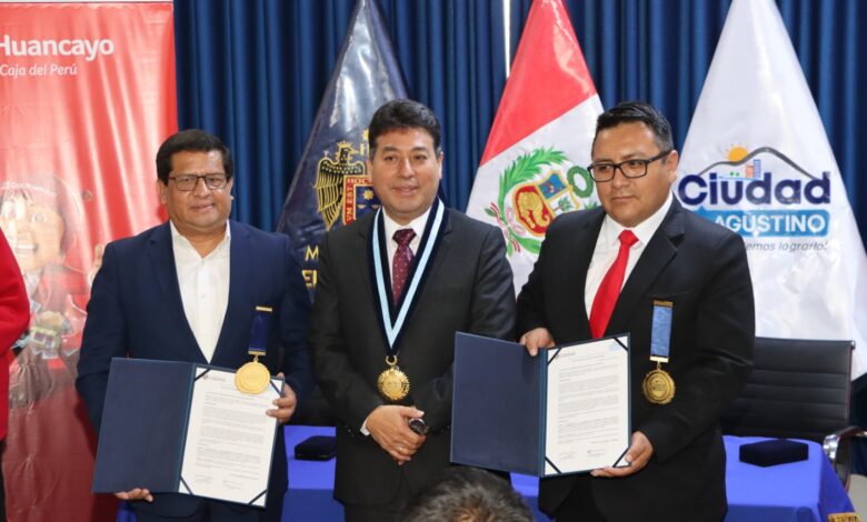 Reconocimiento a Caja Huancayo por su contribución al mejoramiento y recuperación del complejo deportivo Pedro Huilca