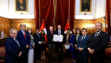 Rafael López Aliaga visitó al presidente del Congreso José Jerí y ambos firmaron autógrafa sobre terrorismo urbano