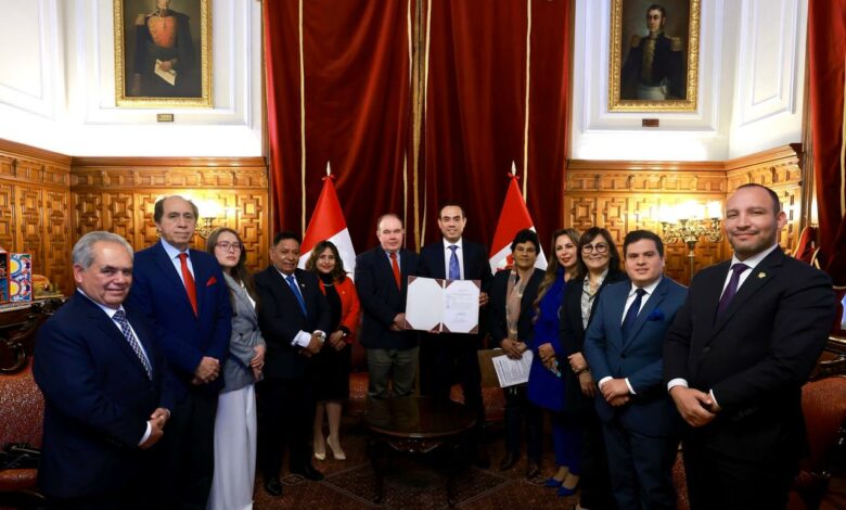 Rafael López Aliaga visitó al presidente del Congreso José Jerí y ambos firmaron autógrafa sobre terrorismo urbano
