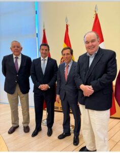 Rafael López Aliaga. con José Luis Martínez-Almeida, alcalde de Madrid, Renzo Reggiardo y Javier Cipriani Thorne