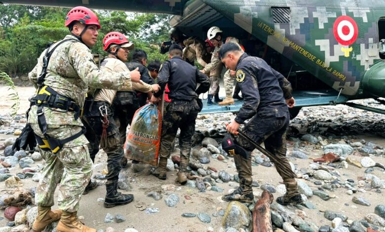 Fuerzas Armadas rescatan a familia atrapada por crecida del río Tarma en Junín