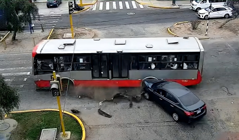 Bus del Corredor Rojo impacta contra auto tras pasar semáforo en rojo y ...