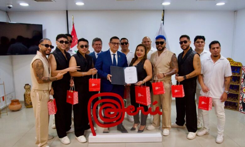 Los Conquistadores de la Salsa reciben la licenciatura Marca Perú