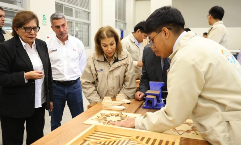 Minedu supervisa colegio que imparte formación técnica en Villa María del Triunfo