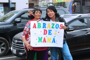 Madres que van a la marcha para abrazar a las personas de la comunidad LGBTIQ+ que no cuentan con una figura materna