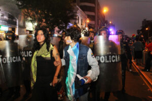 Mientras la policía liberaba el paso de uno de los carros alegóricos, empujaron con sus escudos a varios manifestantes que denunciaron esto como represión