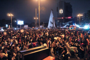 28 de Julio con la Av Peruanidad repleta de personas tras finalizar la marcha