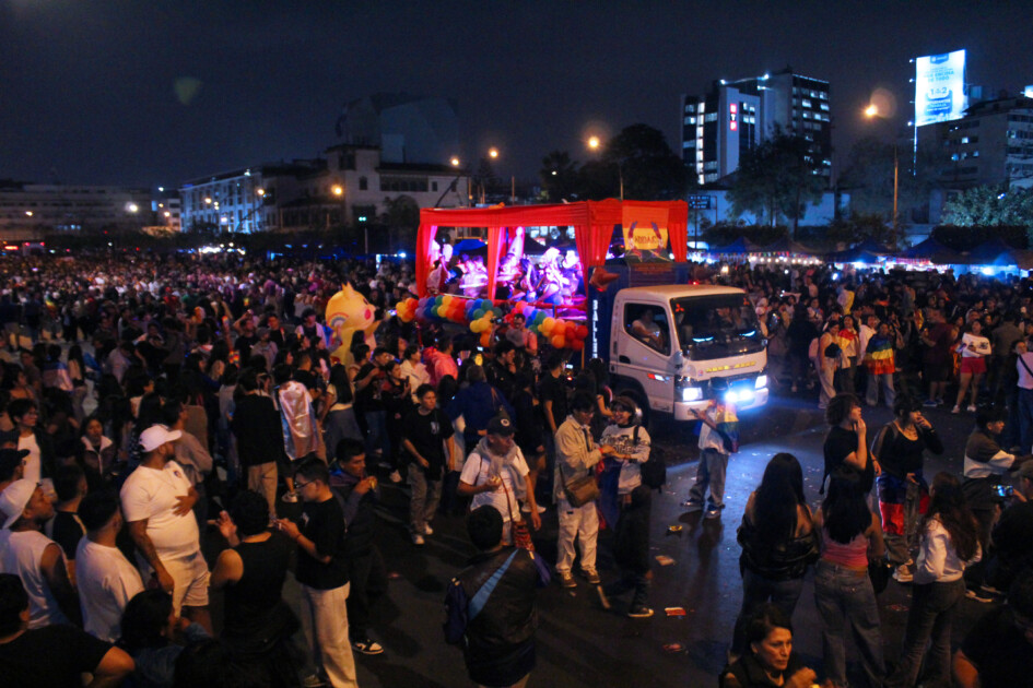 Carros alegóricos durante la marcha