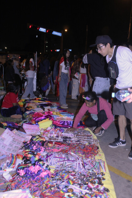 Vendedores ambulantes aprovechan la multitud para vender