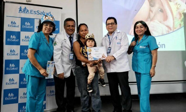 EsSalud Sabogal premia a los reyes mamoncitos del concurso de lactancia materna