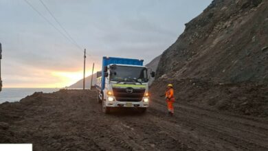 Personal y maquinaria de Provías Nacional en zona de Quebrada Honda de Atico