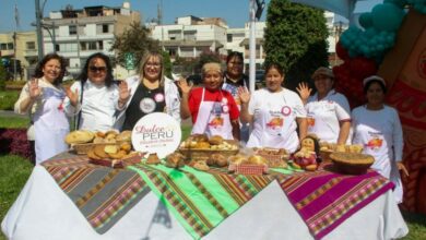 Panes artesanales y dulces tradicionales peruanos en el Festival del Pan y su Postrecito en Barranco.