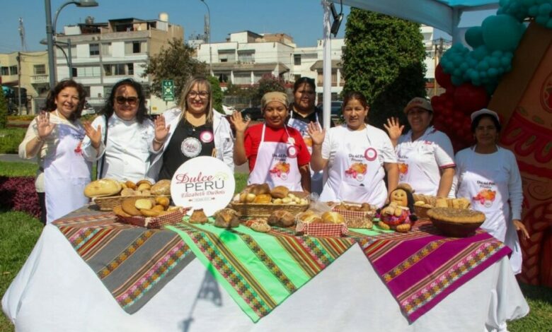Panes artesanales y dulces tradicionales peruanos en el Festival del Pan y su Postrecito en Barranco.