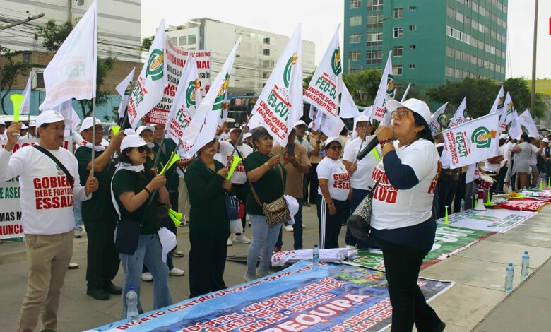 Trabajadores de EsSalud realizan plantón y cuestionan nuevas contrataciones